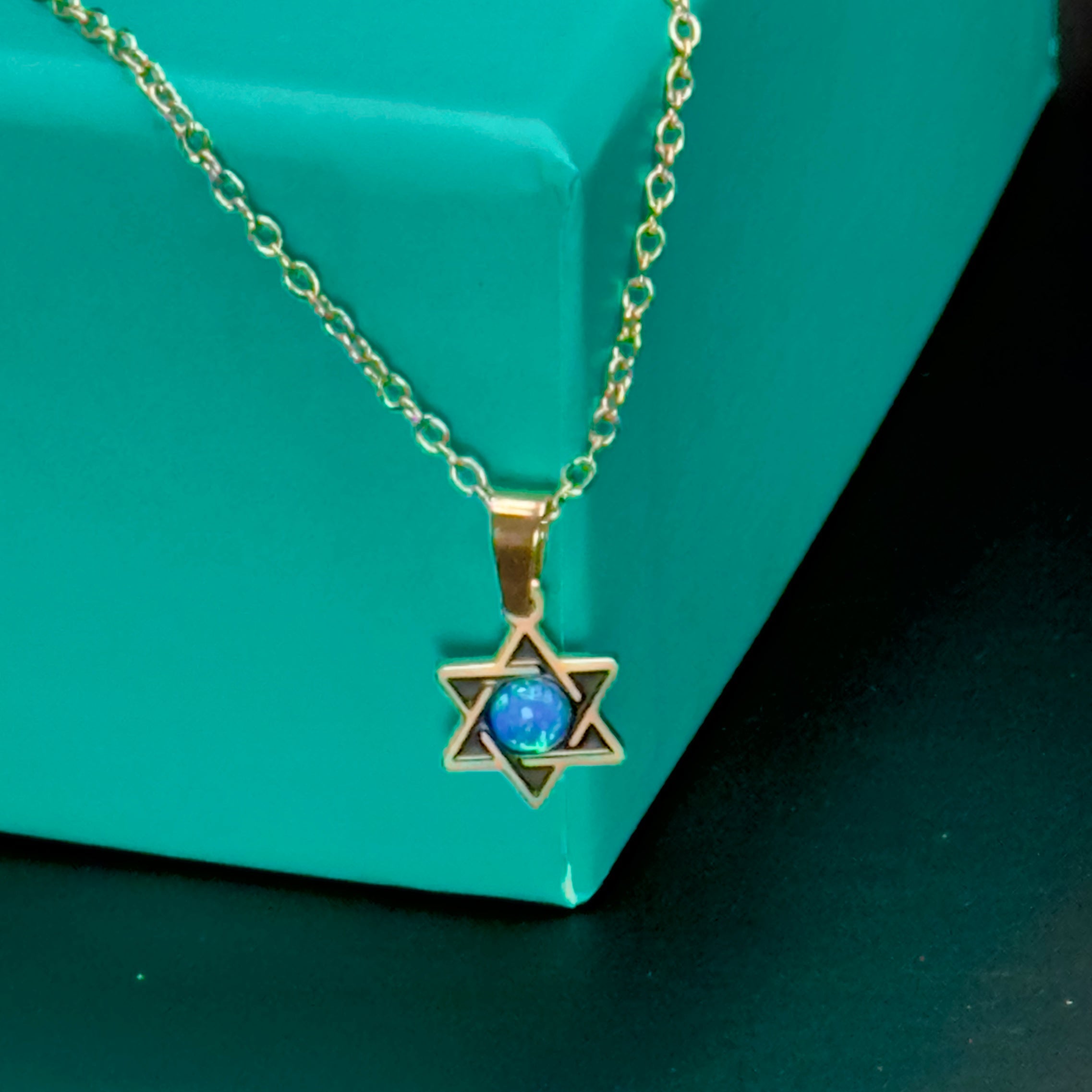 Davidsstjärna halsband med blå opal