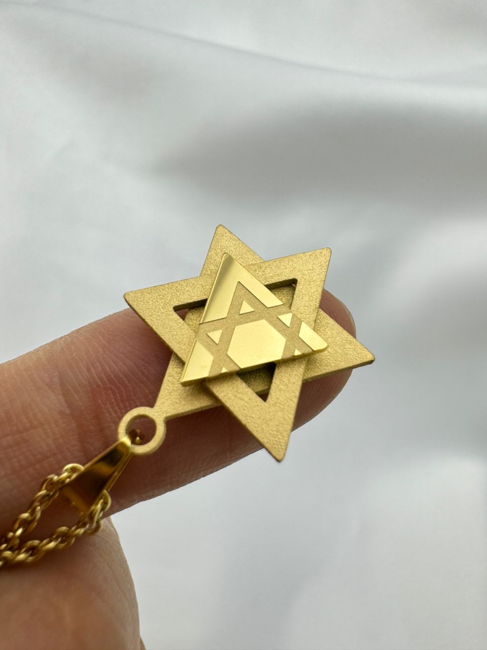 Modernt 3D Davidsstjärna halsband – 18K guld